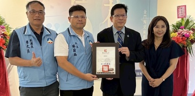 連結到校長致贈感謝狀,與金門縣陶瓷廠林廠長、貴賓副縣長、顏館長一同合影
