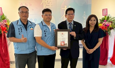 連結到校長致贈感謝狀，與金門縣陶瓷廠林廠長、貴賓副縣長、顏館長一同合影
