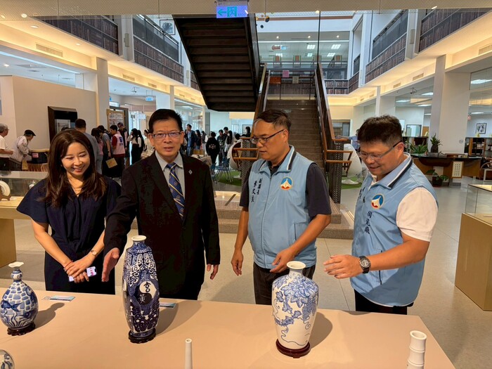林廠長介紹陶瓷廠展出作品