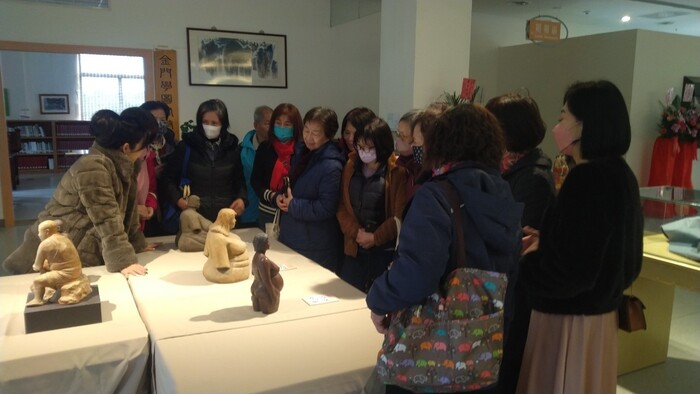 樂齡大學同學參觀陶藝特展