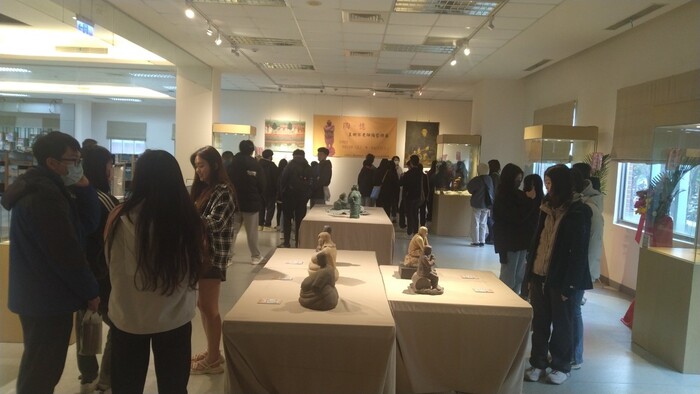 校內師生參觀陶藝展