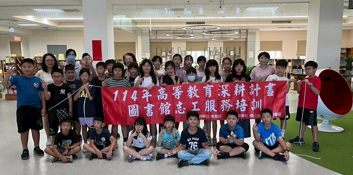 圖書館2樓大廳合照